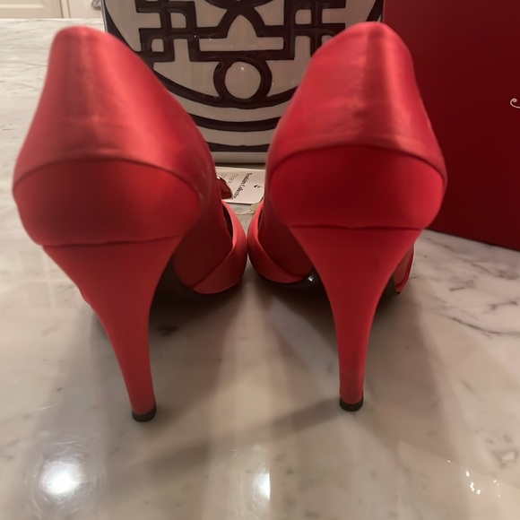 Roger Vivier open toe Gigi strass pumps with rhinestone buckle. - Picture 4 of 6